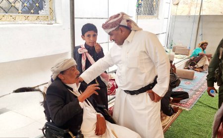 قائد محور عتق ومدير عام شرطة شبوة يزوران وكيل المحافظة الكندي عقب عودته من رحلة علاجية