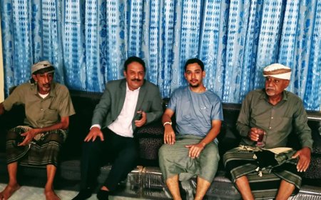 مدير مكتب الصناعة والتجارة بلحج يزور أحد كوادره للاطمئنان على صحته