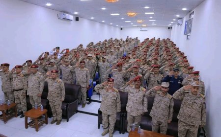 وزير الدفاع يرأس اجتماعاً عسكرياً موسعاً لمناقشة المستجدات وتعزيز الجاهزية القتالية