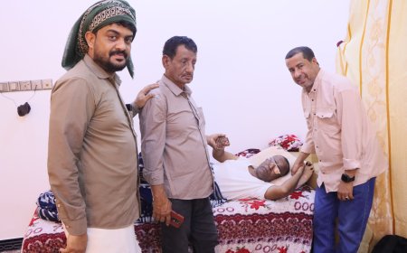 نائب مدير عام مكتب وزارة الصحة بالوادي العامري يطمئن على صحة الإعلامي صالح باصالح