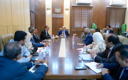 رئيس الوزراء يزور وزارة الصحة العامة والسكان ويؤكد دعم الحكومة لتطوير القطاع الصحي