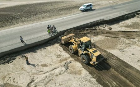 تعز.. صيانة طارئة للطرق الحيوية بعد أضرار المنخفض الجوي الأخير