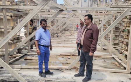 مدير عام المنصورة يتفقد الأعمال الإنشائية بمشروع بناء مدرسة الفقيد قاسم الحوثري في بلوك ( 12 )