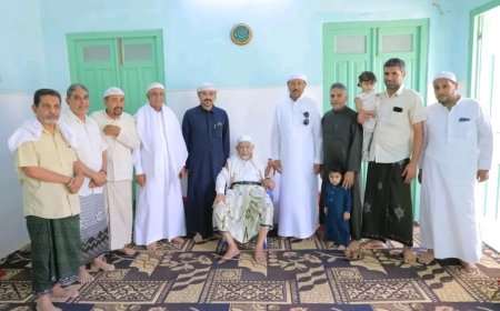 الوكيل بارباع يزور الدكتور عبدالله بن جعفر الكثيري للاطمئنان عليه ويشيد بإسهاماته الطبية في وادي حضرموت