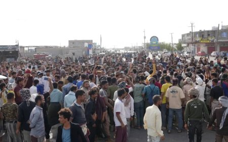 توافد واسع إلى المخا للمشاركة في التظاهرة المنددة بالاعتداءات الإيرانية على دول الخليج والأردن.