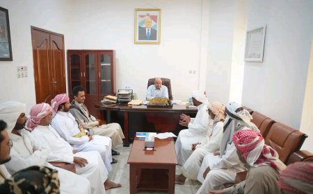 عضو مجلس القيادة الرئاسي محافظ حضرموت يلتقي مشايخ قبيلة العوامر ويطلع على أوضاع المناطق الصحراوية