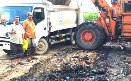 باشراف مباشر من مدير عام لودر ومدير صندق النظافة ازالة مخلفات القمامة امام وكالة الخضار 