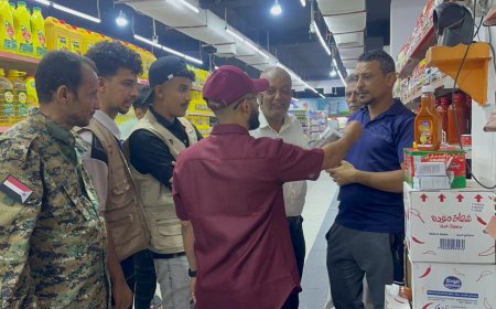 مدير صيرة ينفذ نزولاً لضبط المخالفات في أسعار المواد الغذائية والأسماك في المديرية