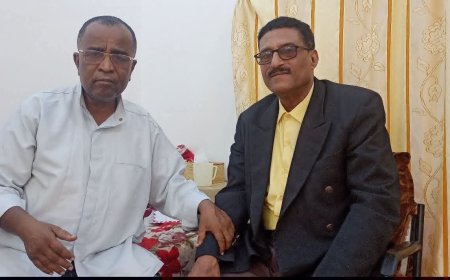 مدير عام مديرية تريم يطمئن على صحة الإعلامي صالح محمد باصالح