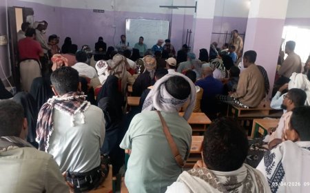 مدير عام خنفر وفريق منظمة كير يناقشون كشوفات المستفيدين من الدعم الغذائي ويقرّون تشكيل لجنة للمراجعة