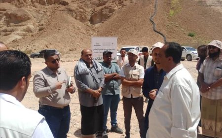 مدير عام مؤسسة المياه بوادي حضرموت يطّلع على سير العمل بمشروع الطاقة الشمسية بحقل موشح بشبام