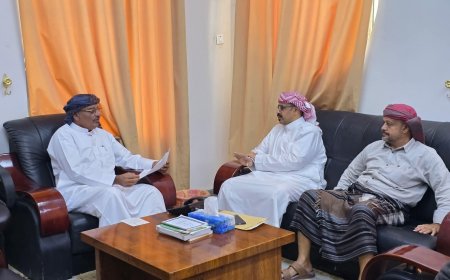 وكيل محافظة حضرموت المساعد يطلع من مدير عام مصلحة شؤون القبائل على نشاط المصلحة وخططها