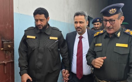 محافظ لحج يشيد بجهود أمن المحافظة والانضباط الإداري خلال تدشين فرع الأحوال المدنية وزيارته لمصلحة صبر