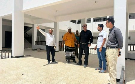 مدير عام مديرية مدينة المكلا يتفقد اللمسات الأخيرة لمشروع مدرسة حي السلام
