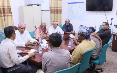 الدكتور العمودي يناقش أوضاع الخدمات الصحية بمديرية السوم مع قيادة السلطة المحلية بالمديرية