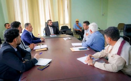 محافظ أبين خلال لقائه مدراء عموم مؤسستي المياه والكهرباء يشدد على تحسين مستوى الخدمات