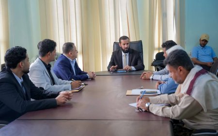 محافظ ابين خلال لقائه مدراء عموم مؤسستي  المياه والكهرباء يشدد على تحسين مستوى الخدمات