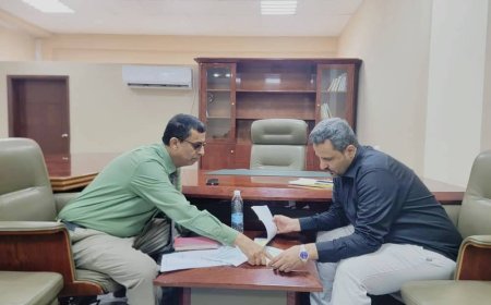 ​محافظ لحج "الحالمي" يناقش مدير عام الصحة إطلاق حملة رش ضبابي ورذاذي لمكافحة البعوض في الحوطة وتبن