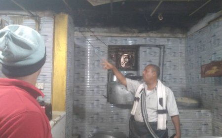 مكتب الأشغال العامة بخنفر ينفذ نزولا للمحلات التجارية والمطاعم بسوق المدينة