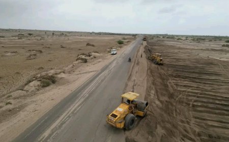 استجابة عاجلة للسيول في المخا.. أعمال طوارئ لإعادة تأهيل الطرق بعزلة الزهاري