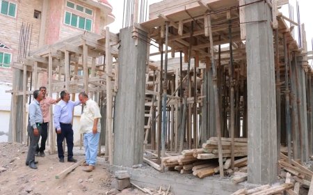 مدير عام خورمكسر يطّلع على تقدم العمل في مشروع فصول جديدة بثانوية عبدالباري للبنات