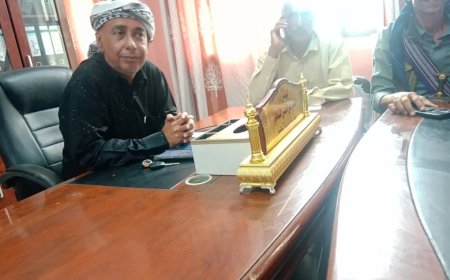 مدير عام زنجبار يلتقي مشايخ الحارات ويشدد على تفعيل الرقابة المجتمعية ومعالجة "خلل" المساعدات الإغاثية