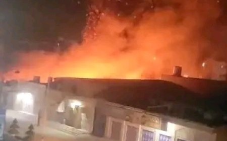 الدفاع المدني بوادي حضرموت يسيطر على حريق هائل في محل خردة بمدينة سيئون