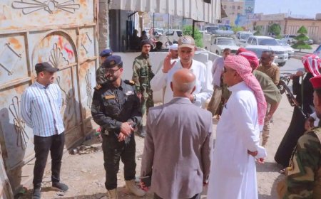 الوكيل بارباع يطلع على أضرار حريق محل للخردة بمدينة سيئون ويوجه بإخراج محلات الخردة خارج المدينة