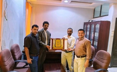 مكتب الصحة يكرّم مستشفى الدفيعة بيحان بدرع أفضل مستشفى للعام 2025م