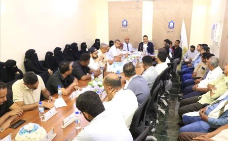 رئيس جامعة سيئون يلتقي موظفي ديوان الرئاسة في لقاء وعواد لتعزيز الأداء المؤسسي