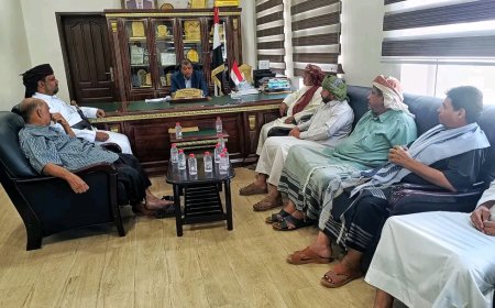 لجنة التهدئة والمصالحة تناقش إضراب المعلمين مع الأمين العام وتتوصل إلى حلول توافقية بشأن مستحقاتهم لدى الحكومة في المهرة