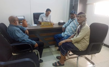 رئيس لجنة الخدمات بمريس يسلم دراسات المشاريع لصندوق الأشغال وصيانة الطرق ومنظمة مسلم هاندز