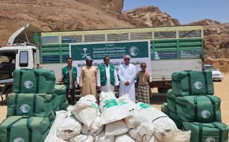 تدشين توزيع المساعدات الايوائية للاسر المتضررة من الأمطار في مخيمات النازحين بمديرية السوم