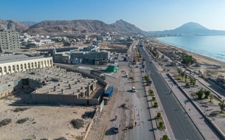 قرب استكمال المرحلة التجريبية لشبكة الصرف الصحي في المكلا واستعدادات إعادة سفلتة شارع الستين