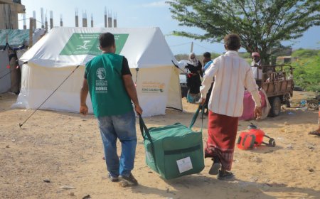 مركز الملك سلمان للإغاثة يوزع مساعدات إيوائية طارئة في محافظة حضرموت