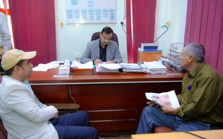 المحافظ بن الوزير يوجّه بتحديث دراسة مشروع الصرف الصحي لمدينة عتق وتعزيز التنسيق المؤسسي