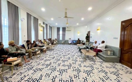 الخنبشي يلتقي أهالي ضحايا حادث مسجد الزيار بمديرية يبعث ويؤكد إنصاف الضحايا ومحاسبة المتورطين