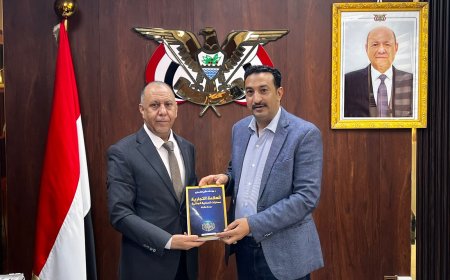 وزير الصناعة والتجارة يتسلم كتاباً حول الحماية الجنائية للعلامة التجارية ويؤكد دعم الوزارة لحماية حقوق المستثمرين