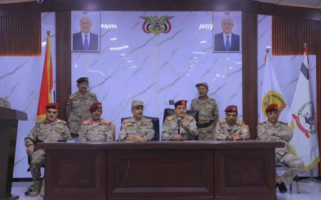 وزير الدفاع يلتقي قيادات المقاومة في مأرب والجوف ويشيد بدورهم في مواجهة مليشيات الحوثي