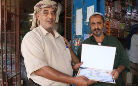 رئيس مجلس الآباء بثانوية الفاروق بجعار يكرّم الشيخ عبدالقوي الزريقي تقديراً لدعمه للعملية التعليمية