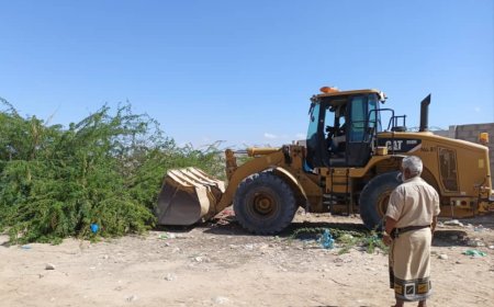 ضمن دعم الشباب الرياضي.. مدير عام ميفعة يشرف على إزالة السيسبان من ملعب الكفاح