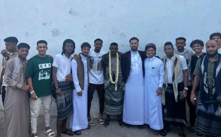 وسط أجواء فرائحية.. لاعبو أهلي عدن يشاركون الحارس "حسين فهمي" فرحة عقد قرانه