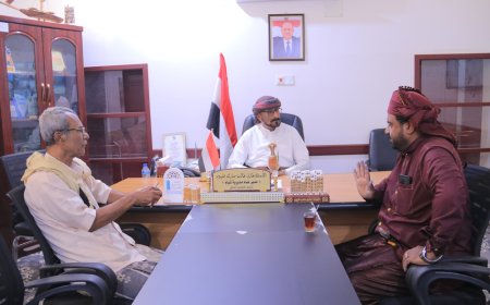 مدير عام شبام يستقبل الرحالة الحضرمي الدقيل بعد رحلة تسعة أشهر على ظهر الإبل توثيقًا لملامح الإرث والتجارة الحضرمية القديمة