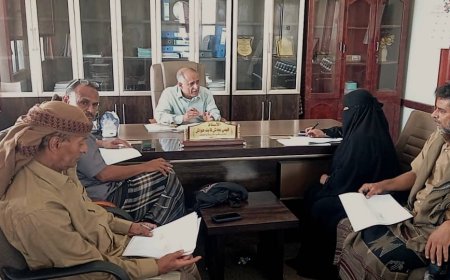 مدير عام مكتب التربية والتعليم بلحج يناقش الأداء الإداري و الرقابي 