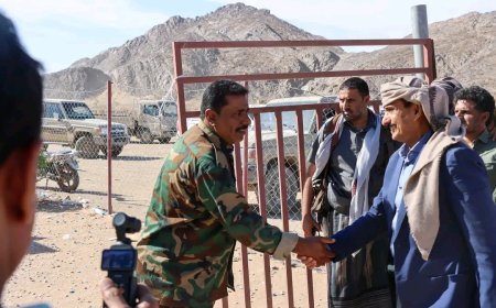 المحافظ بن الوزير يتفقد الجاهزية القتالية لأبطال اللواء الثاني دفاع شبوة في معسكر أمبينه بمرخة السفلى ويشيد بصمودهم الاسطوري