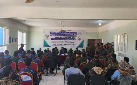 محافظ شبوة ومدير عام الشرطة يدشنان دورة تدريبية لمنتسبي الشرطة في مجالات مسرح الجريمة والمتفجرات والتحريات وجمع الاستدلال