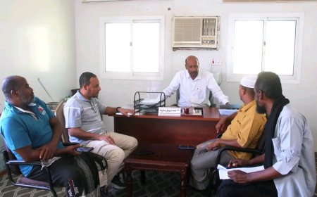 مدير عام المكلا يتفقد مكتب الأشغال ومشروع النظافة لتعزيز الكفاءة الإدارية والميدانية