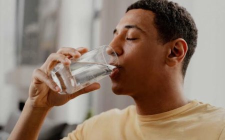 هل شرب الماء قبل النوم مفيد أم مضر؟