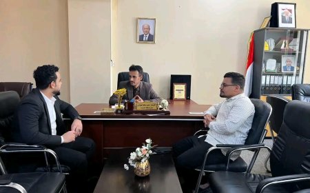 الوكيل الجيلاني يناقش مع نادي الطالب الجامعي تغذية السكنات الجامعية بحضرموت