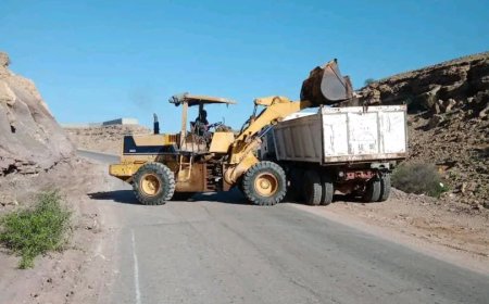 أعمال طارئة لإصلاح طريق عتق – النقبة – لماطر في شبوة عقب أضرار السيول